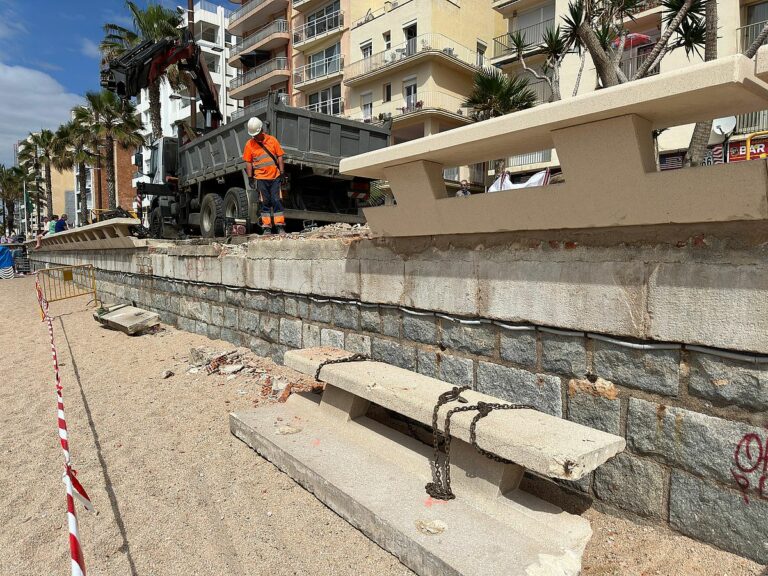 col·locació dels bancs al passeig marítim