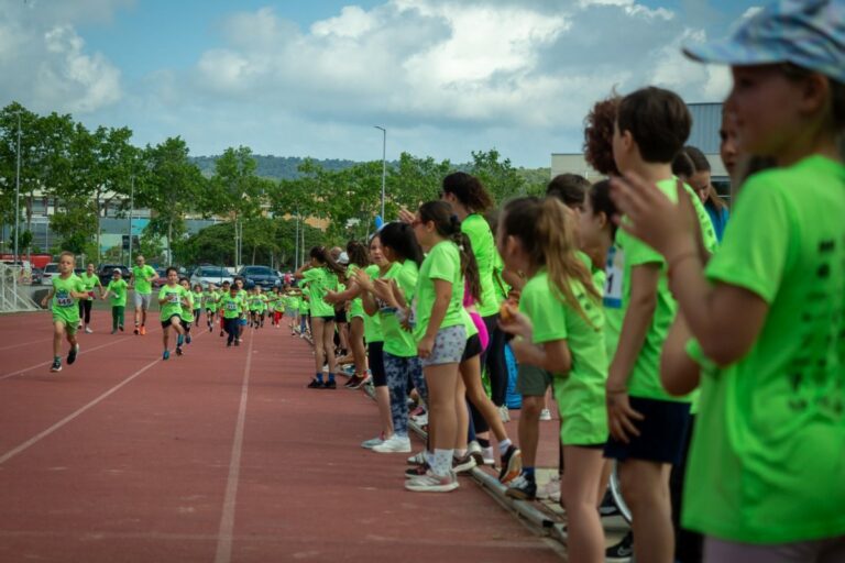 Alumnes animant-se entre ells a la cursa 'Correm per l'Èrick!' (Ajuntament de Lloret de Mar)