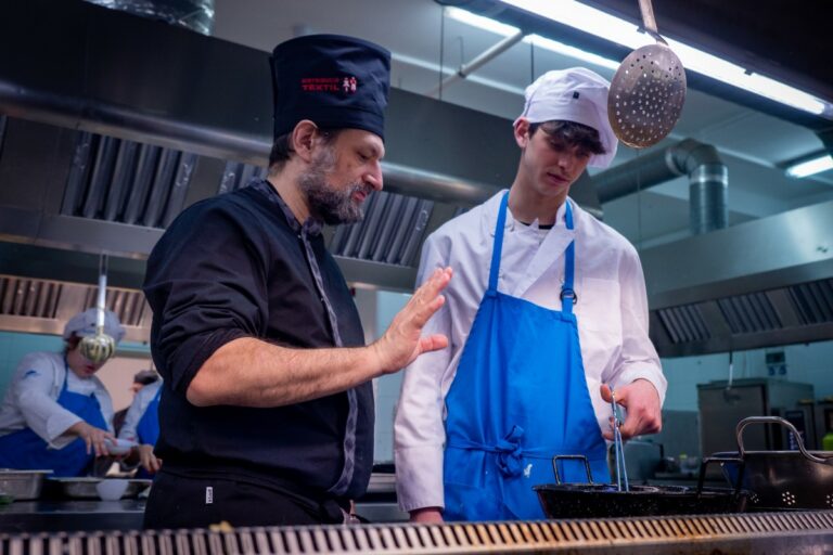 Imatge d'arxiu d'un alumne de l'Escola d'Hostaleria (Ajuntament de Lloret de Mar)