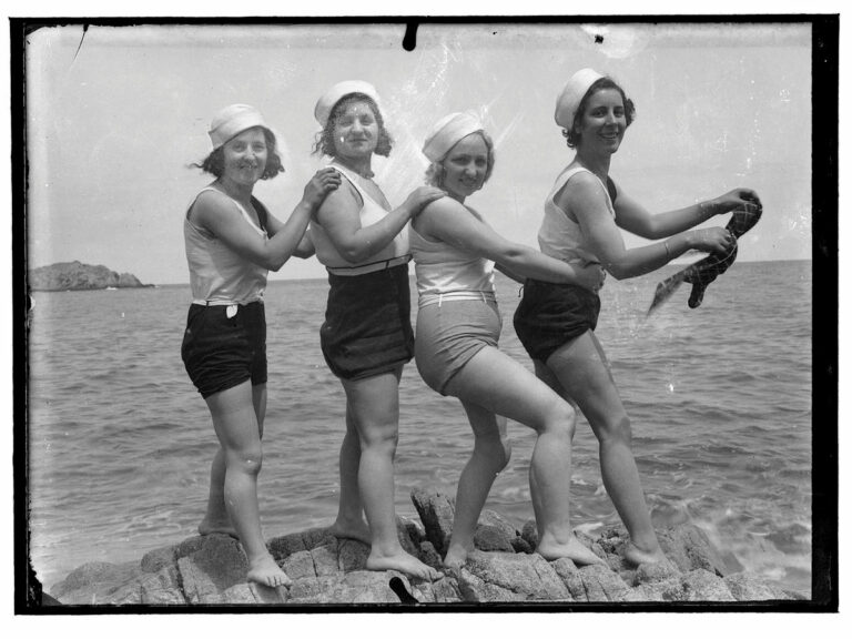 Retrats a la platja de la Mar Menuda de Tossa de Mar. Retrat de grup de quatre noies on s'identifica a Dolors Pujol.