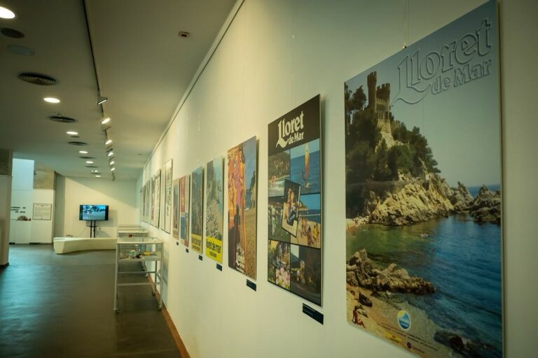 L'exposició 'De veranejants a estiuejants', a la Casa de la Cultura (Ajuntament de Lloret de Mar)