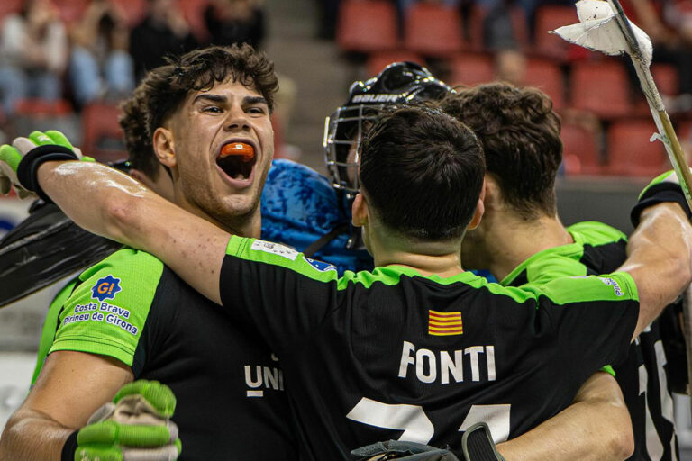 Els jugadors del Lloret celebrant la victòria (Hockey Catedra)