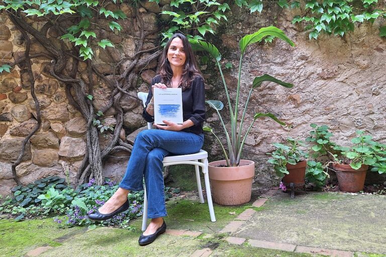Lola Ortiz amb el seu llibre