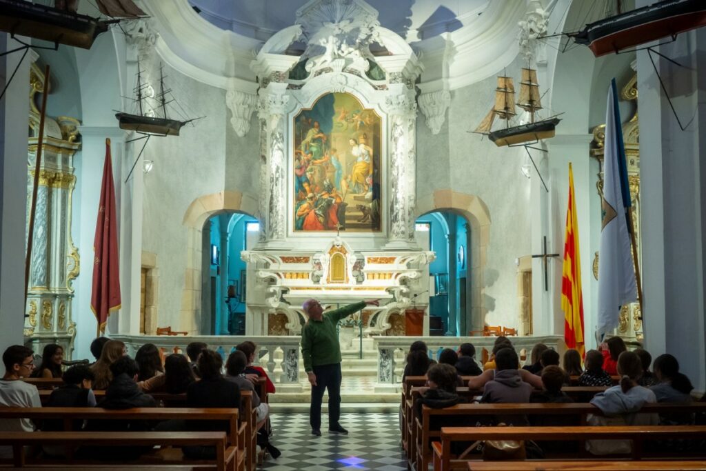 La visita a l'interior de l'ermita (Ajuntament de Lloret de Mar)