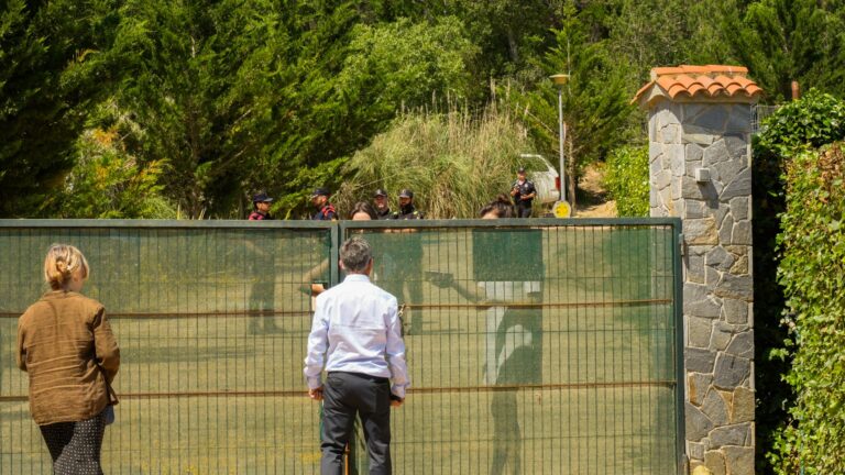 El moment de l'arribada de la comitiva judicial i de la Policia a Can Pepet