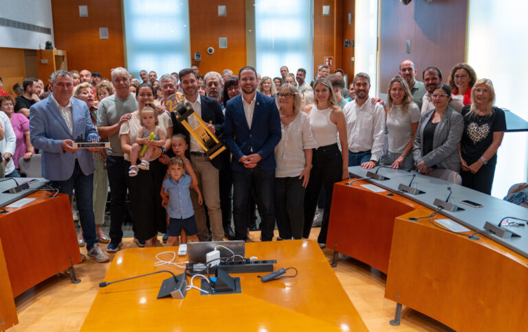 El públic congregat a la sala de plens per acompanyar Miguel Molina