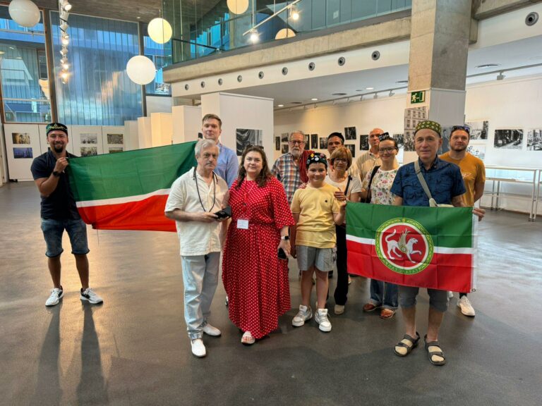 La Biblioteca acull una exposició del fotògraf i artista rus Farit Gubaev