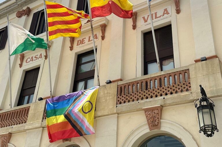 La bandera multicolor del Dia de l'Orgull, al balcó de l'Ajuntament de Lloret
