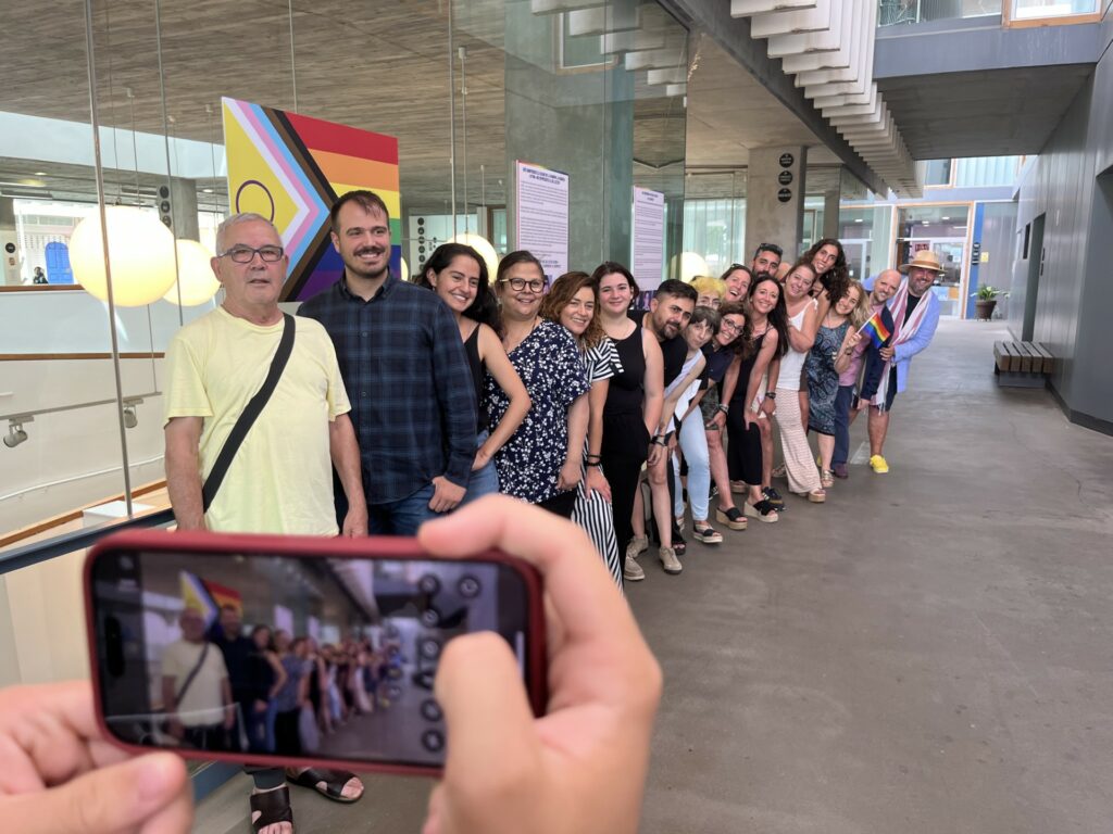La instal·lació del Dia de l'Orgull amb els responsables