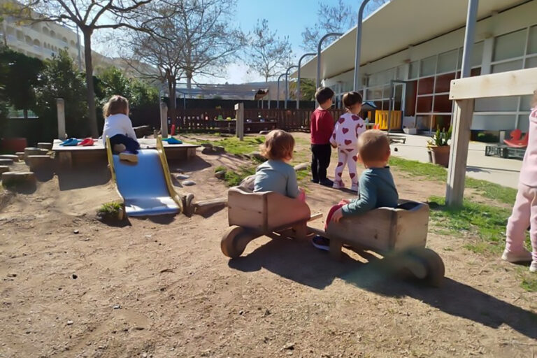 L’escola escola bressol Els Pops amb infants al pati