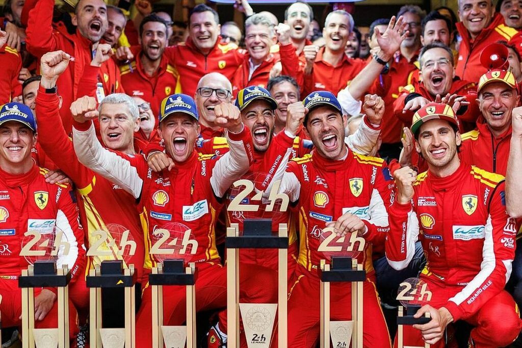 Miguel Molina celebrant la victòria de Les 24 Hores de Le Mans amb l'equip de Ferrari