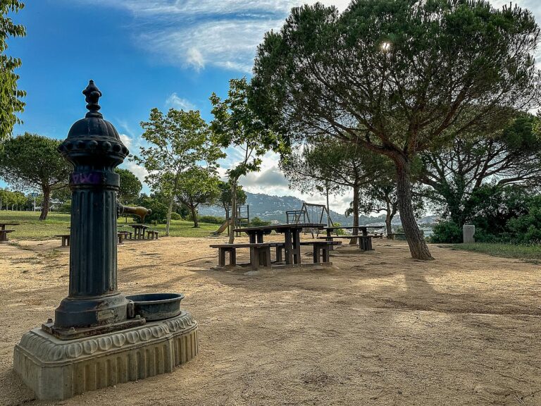 Parc amb ombra font d'aigua a Lloret de Mar