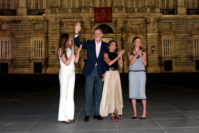 Reis borbons davant de la casa real - Foto Casa S