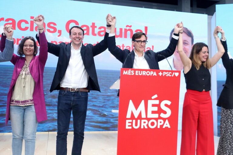 Salvador Illa i altres representants del PSC, celebrant la victòria a les europees (ACN)