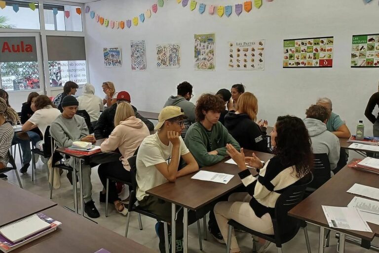 Usuaris fent classe a l'Oficina de Català de Lloret de Mar