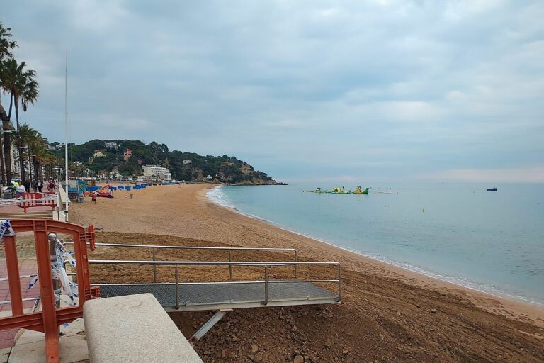 la rampa a punt per entrar les maquines a la platja de Lloret