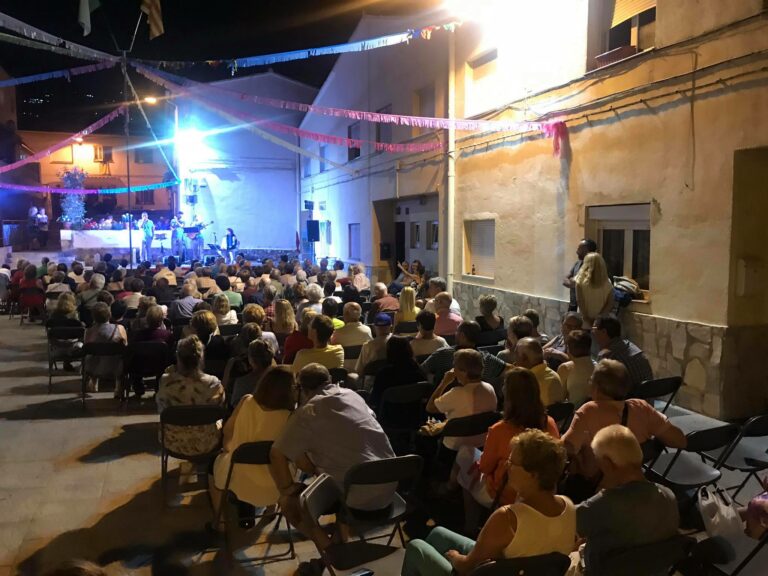 El barri dels Pescadors es prepara per celebrar la revetlla de Sant Pere