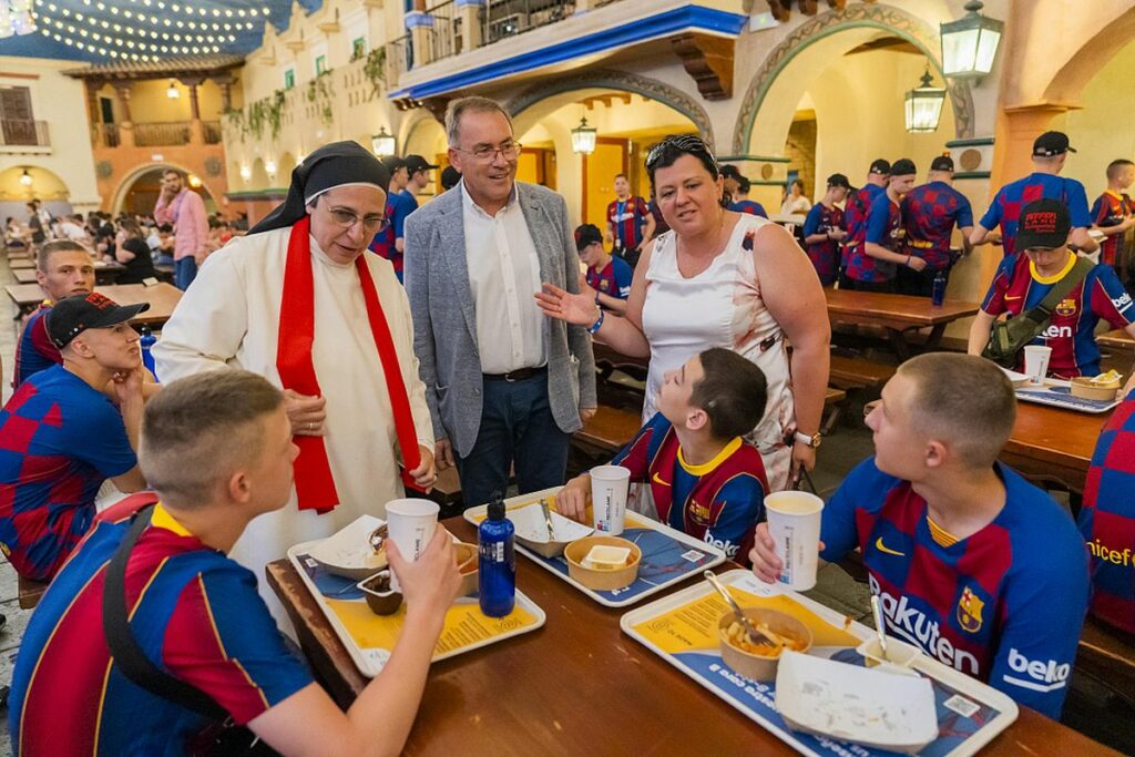 sor Lucia i infants ucrainesos a Port Aventura (Gerard Martí)