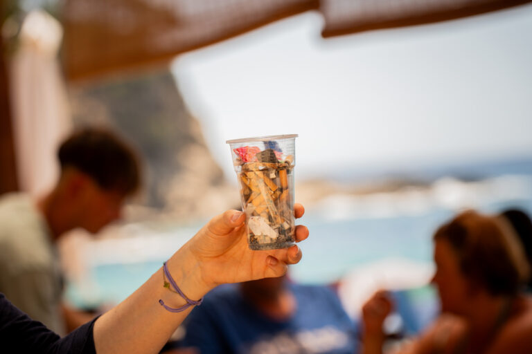 Un got ple de burilles i plàstics recollits a la platja de Cala Canyelles