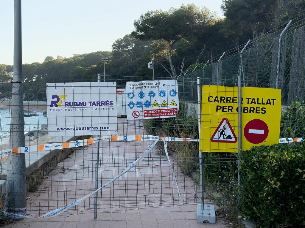 La tanca que impedeix el pas de vianants pel passeig de Fenals.