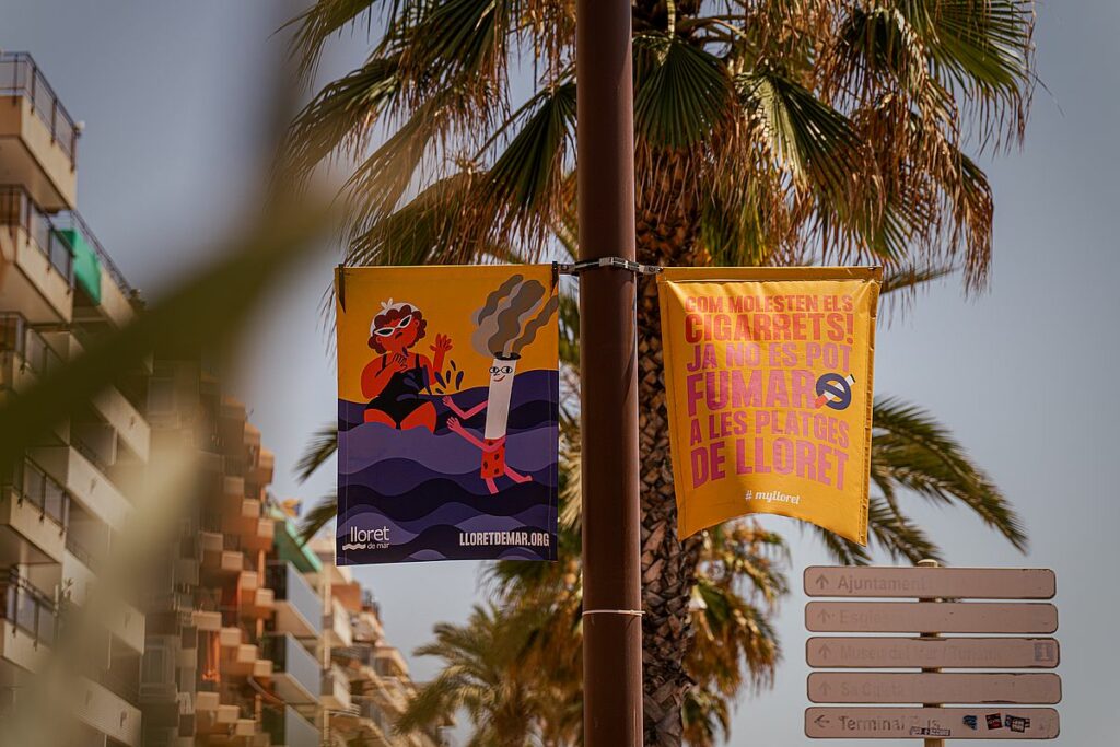Cartelleria dissuasiva en el passeig agustí font
