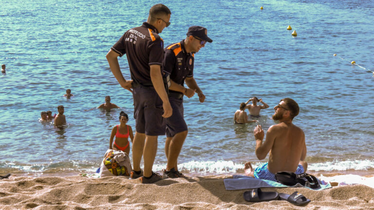 Lloret de Mar, el primer destí de la Costa Brava que multarà a qui fumi a les platges