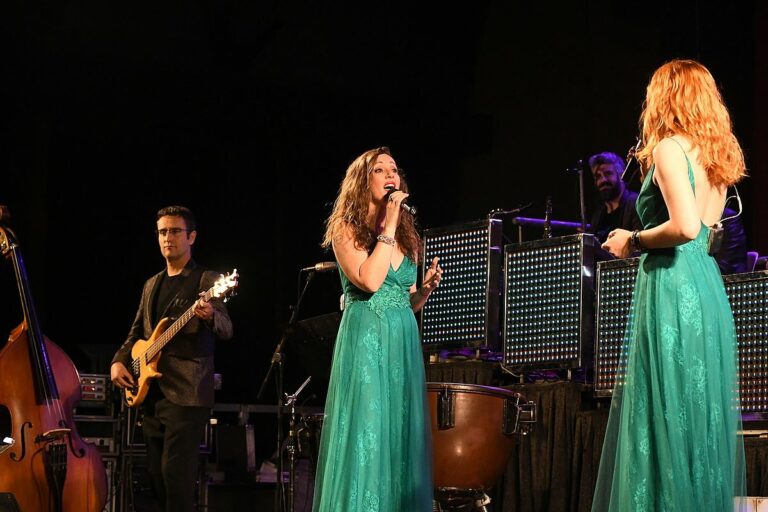 actuació de l'orquestra La Principal de La Bisbal