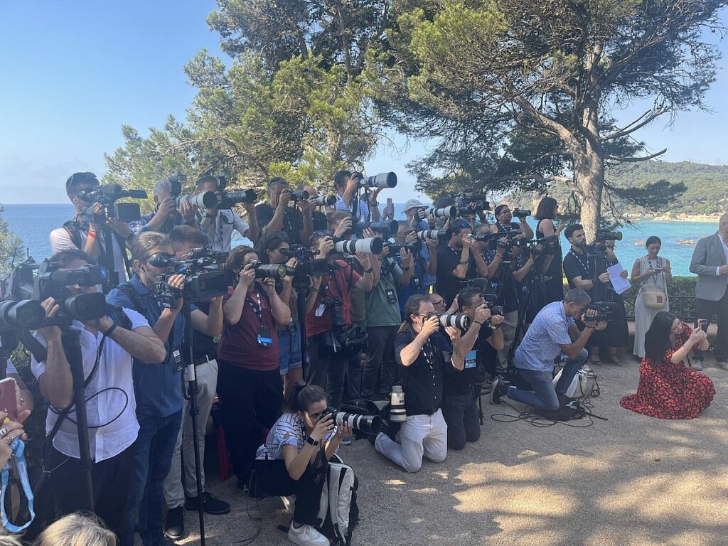 els mitjans fent fotografies a les infantes