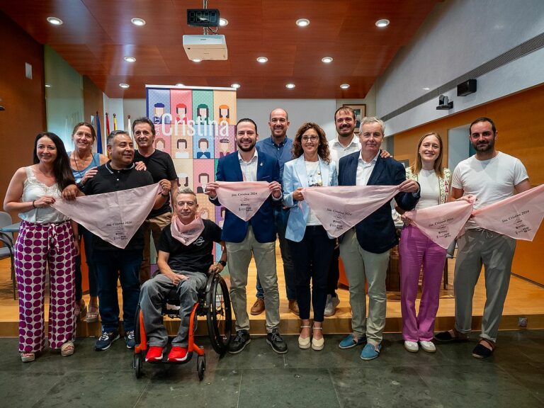 El mocador solidari d'enguany és de color rosa i solidari amb MIFAS.