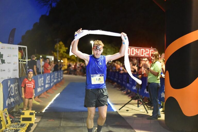 Roger Valero, en arribar a la meta de la Night Trail.