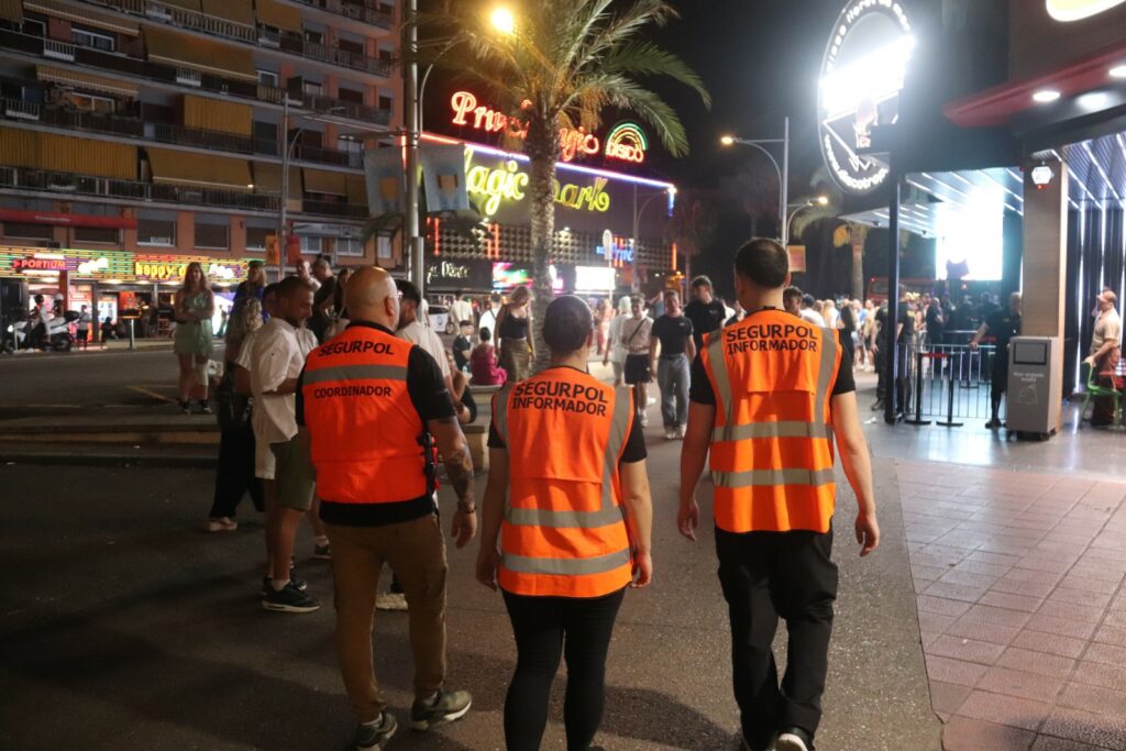 Auxiliars nocturns passejant per la riera (ACN)
