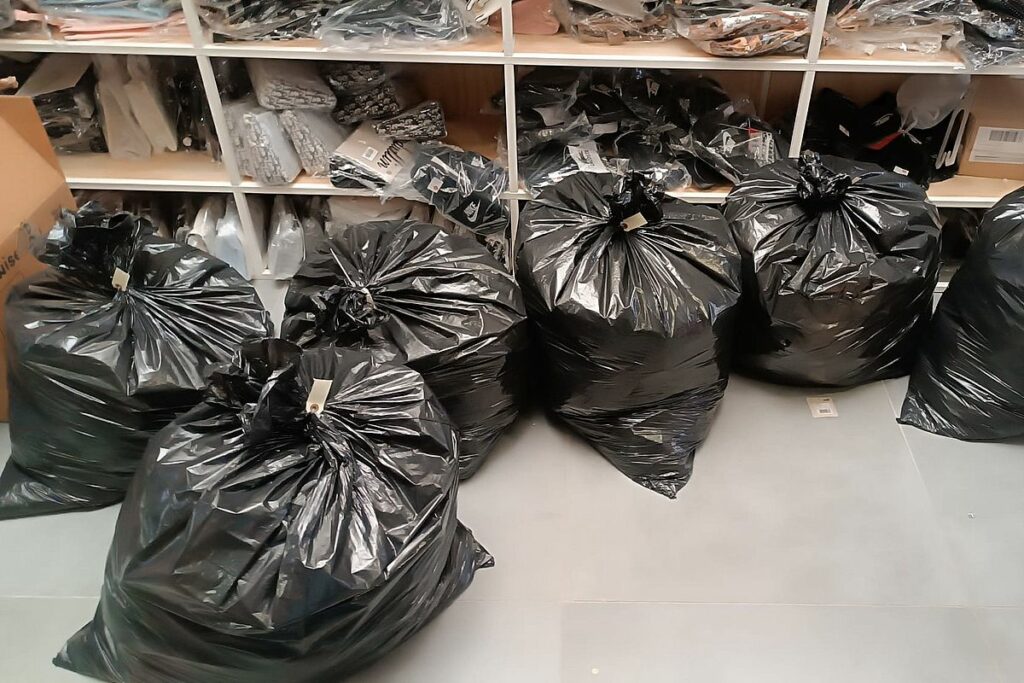 els productes falsificats els han trobat en bosses d'escombraries