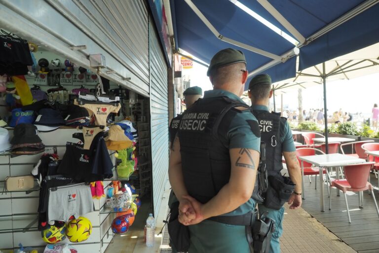 Agents de la Guàrdia Civil davant d'un dels establiments afectats (Ajuntament de Lloret de Mar)