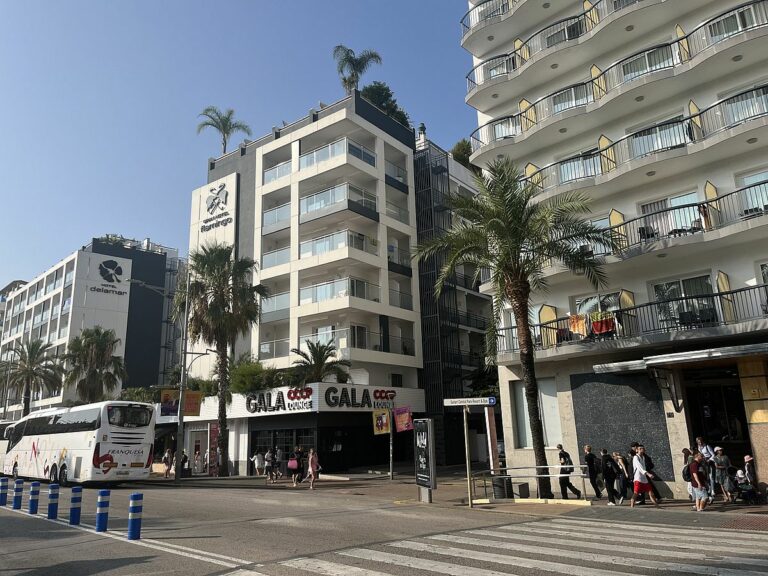 hotels i turistes a 'la riera' de Lloret de Mar aquest 20 d'agost