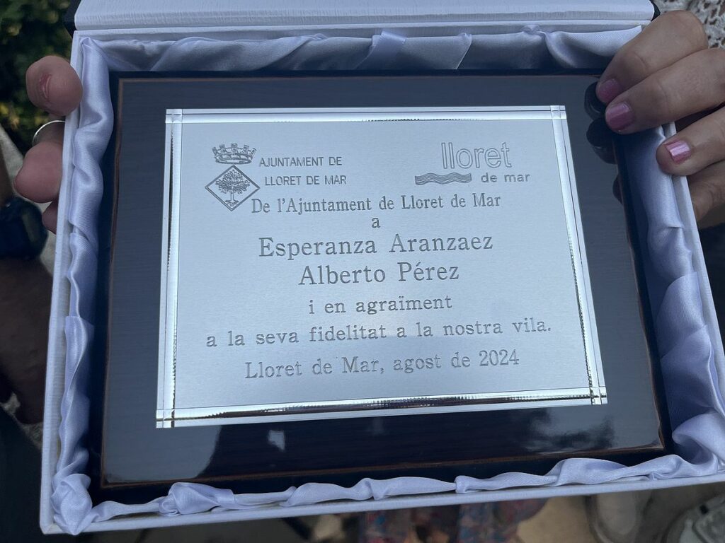 placa de fidelització a dos turistes de Vitòria