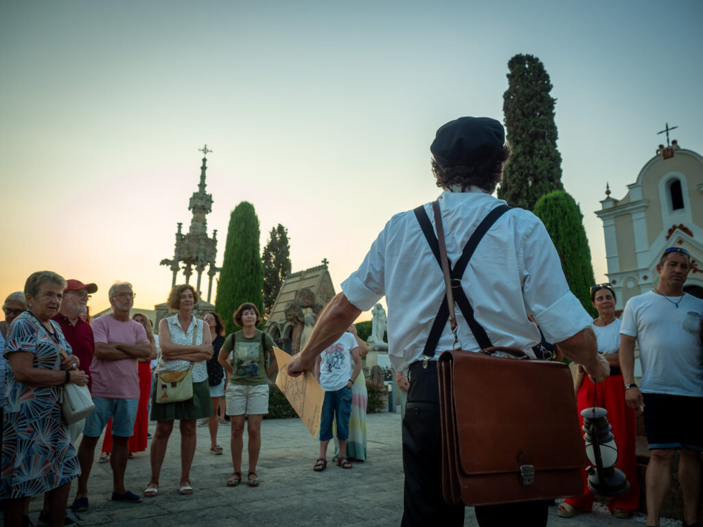 El cementiri modernista, amb visitants.
