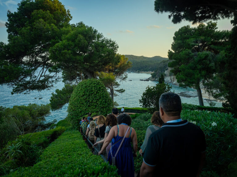 Visitants, als jardins de Santa Clotilde.
