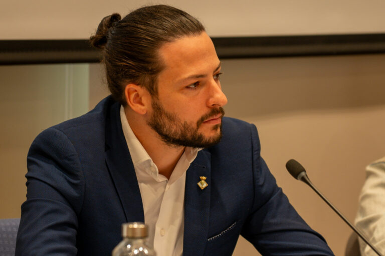 L'alcalde, Adrià Lamelas, al ple municipal