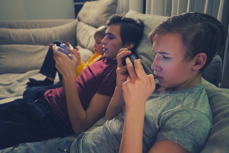 adolescentes mirando movil redes sociales