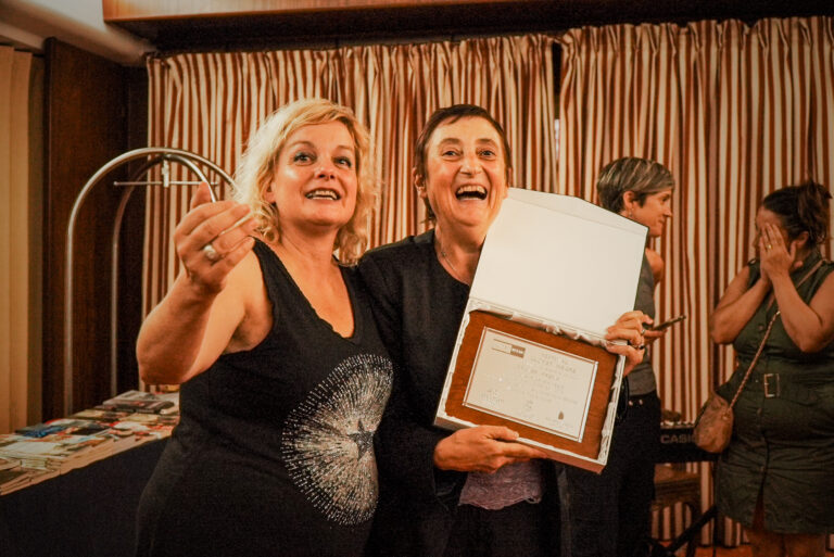 Tura Soler rep el premi de la mà d'Angelique Pfitzner (AM Produccions)