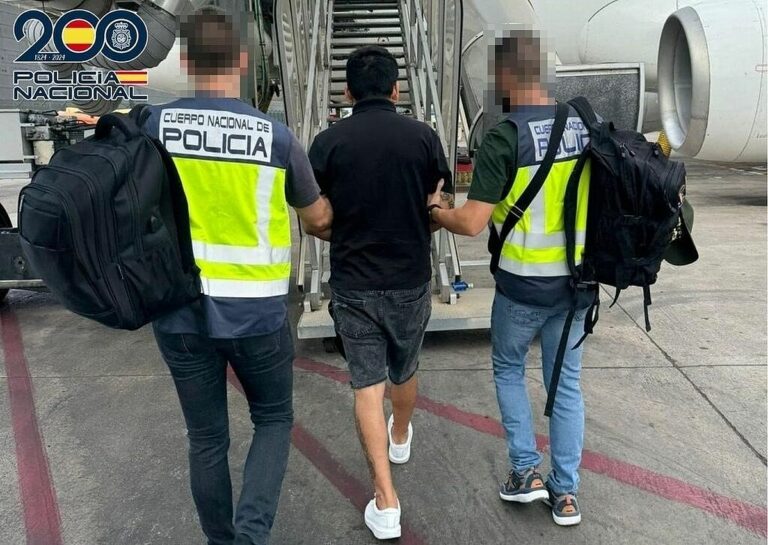la policia nacional porta fins a l'avió un dels presumptes lladres multireincidents