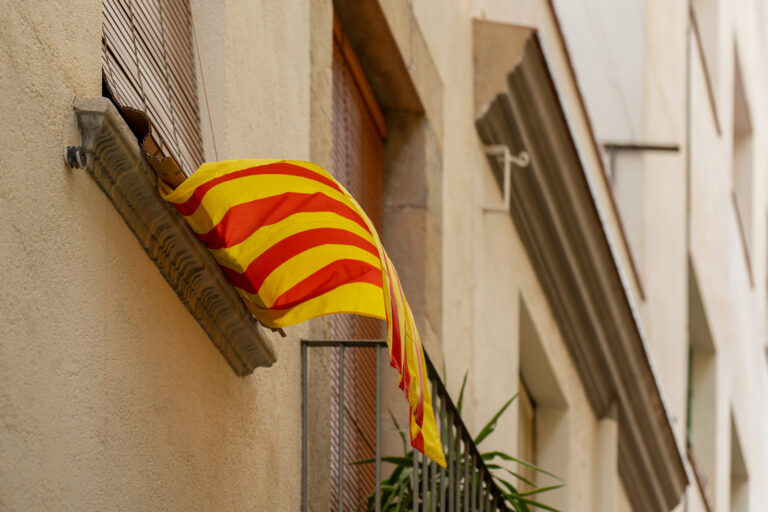 Una senyera penjada en una finestra d'un habitatge de Lloret