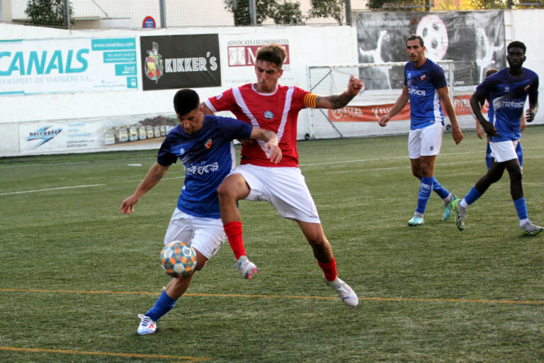 Un moment del partit entre el Lloret i el Tossa (Portal7)