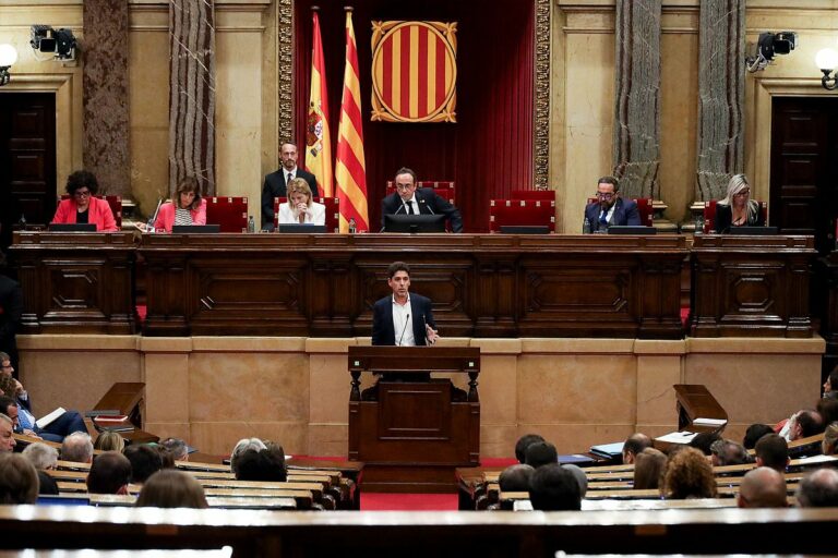David Cid al Parlament, defensant la proposta de transport públic