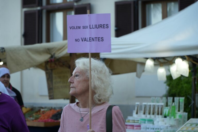Frase reivindicativa en una concentració de l'Aurora