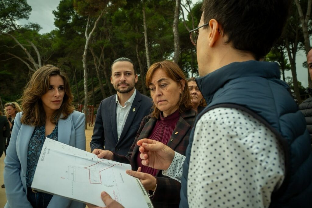 Sílvia Paneque a la visita al passeig de Fenals (Ajuntament de Lloret de Mar)