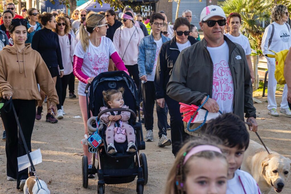 Persones de totes les edats, cotxets i mascotes a la cursa 'Corre per les mames' (Jordi Triadó)
