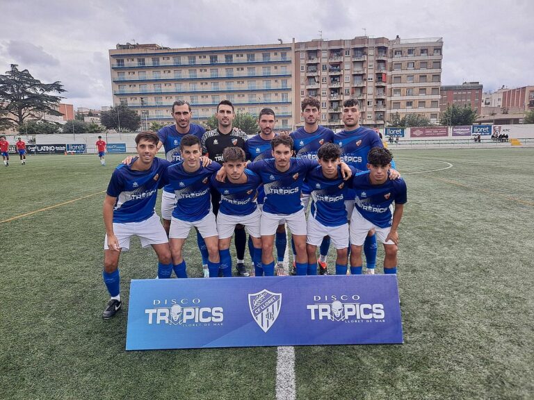 el primer equip del CF Lloret abans d'iniciar un partit aquesta temporada
