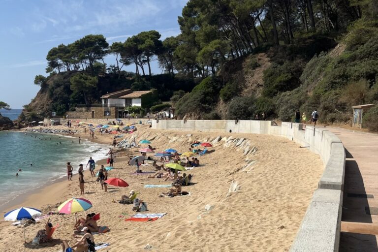 la Casa del Mar al final del passeig de Fenals