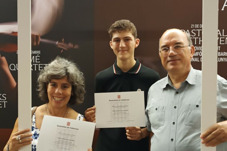 Nil Casañé, al centre, amb la directora del Coll i Rodés, Lluïsa Parrilla, i el tutor del treball de recerca, Joan Fluvià (Institut Coll i Rodés)